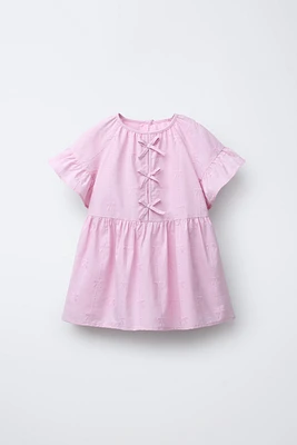ROBE EN POPELINE AVEC LACETS ET BRODERIES