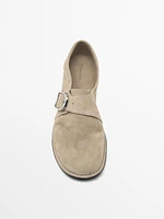 Soft loafers with buckle