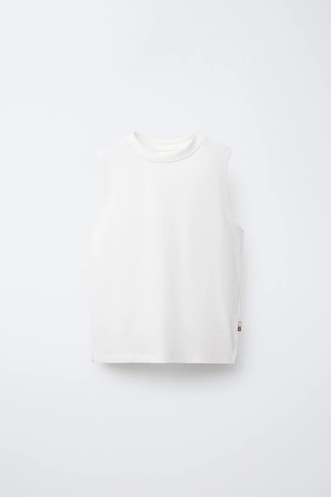 T-SHIRT UNI SANS MANCHES ÉTIQUETTE