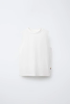 T-SHIRT UNI SANS MANCHES ÉTIQUETTE