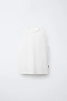 T-SHIRT UNI SANS MANCHES ÉTIQUETTE