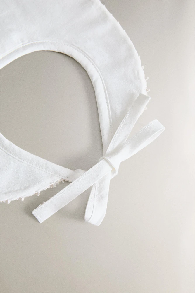 CHILDREN'S BIB WITH TRIM