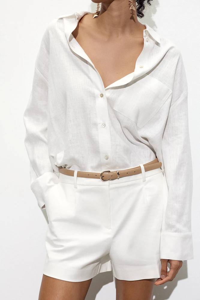 SHORT À PINCES ET CEINTURE