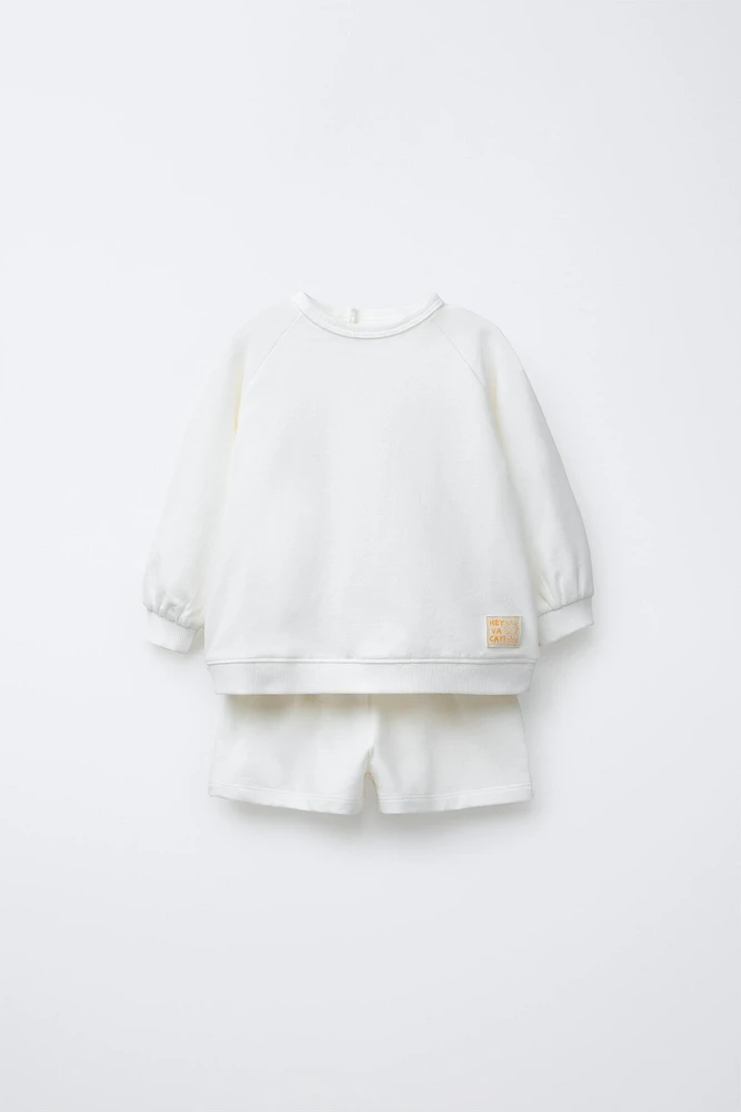 ENSEMBLE SWEAT-SHIRT ET BERMUDA ÉTIQUETTE
