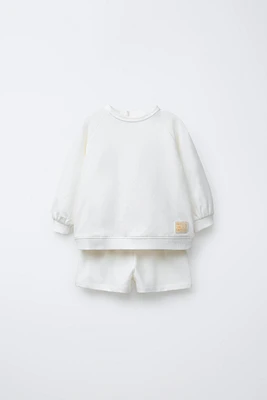 ENSEMBLE SWEAT-SHIRT ET BERMUDA ÉTIQUETTE