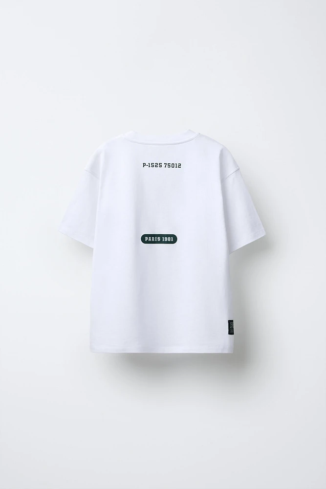 T-SHIRT AVEC INSCRIPTION EN RELIEF