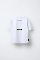 T-SHIRT AVEC INSCRIPTION EN RELIEF