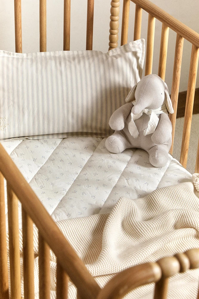 CHILDREN'S FLORAL PRINT QUILT