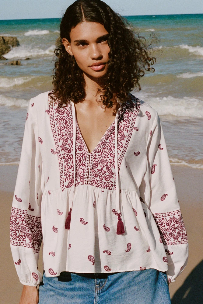 BLOUSE IMPRIMÉE À POMPONS