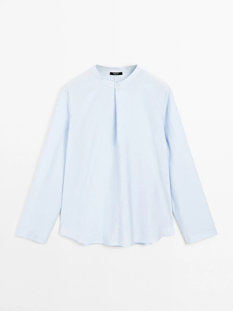 Long sleeve blouse with collar detail