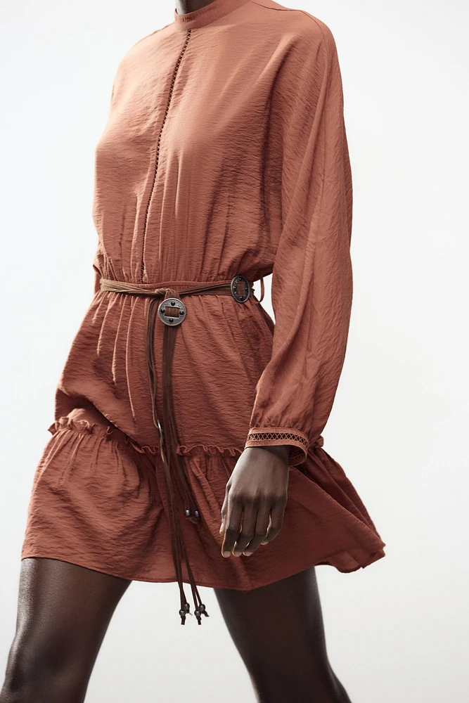 ROBE COURTE AVEC ENTRE-DEUX ET CEINTURE