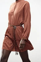 ROBE COURTE AVEC ENTRE-DEUX ET CEINTURE