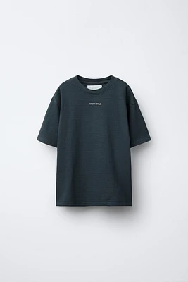T-SHIRT TEXTURÉ À INSCRIPTION BRODÉE