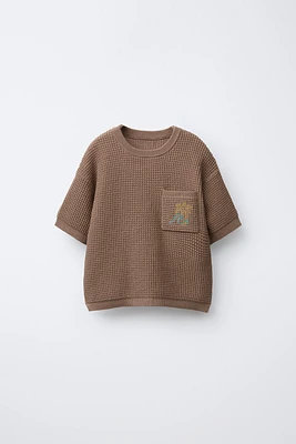T-SHIRT EN MAILLE À POCHE BRODÉE
