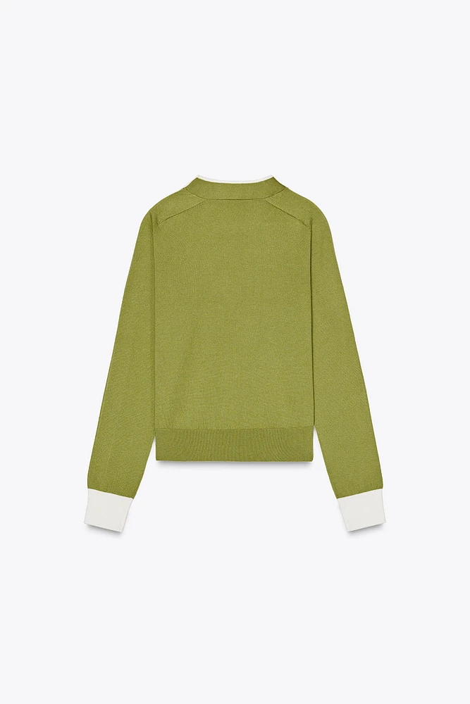 PULL À BOUTONS AUX ÉPAULES