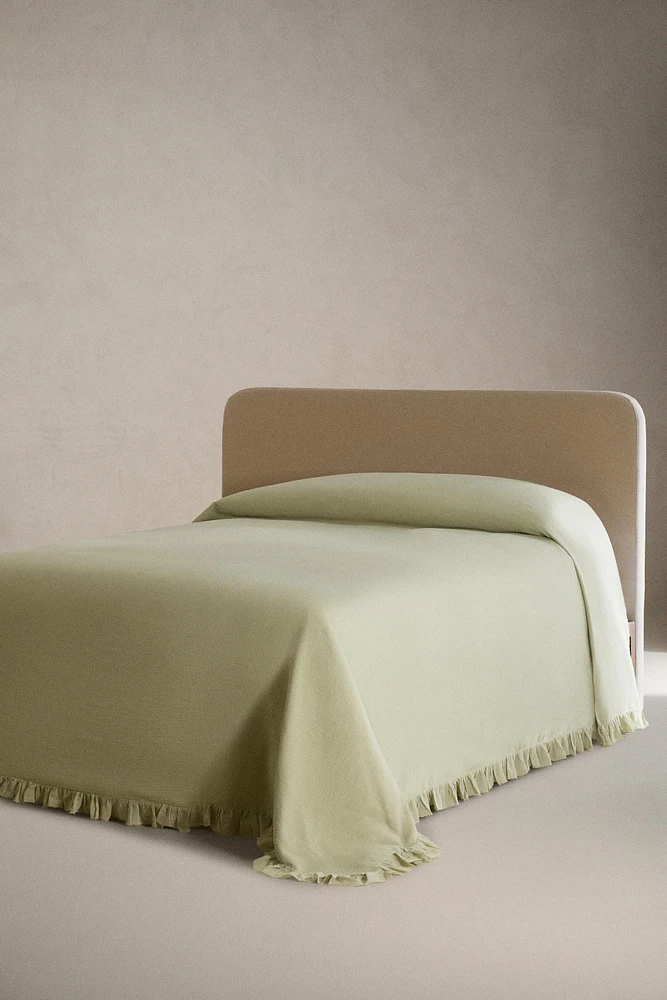 TEXTURED BEDSPREAD WITH RUFFLE TRIM
