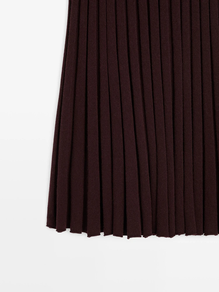 Pleated midi skirt with elastic waistband
