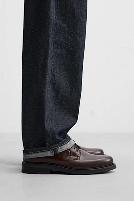CHAUSSURES EN CUIR HABILLÉES