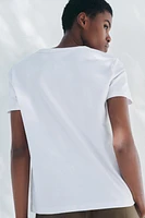 T-SHIRT EN MAILLE SURJET À MANCHES COURTES