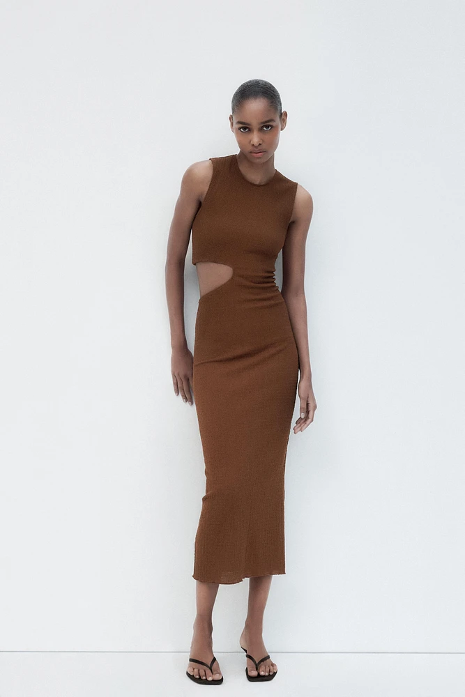 ROBE LONGUE À TEXTURE ET DÉTAIL AJOURÉ