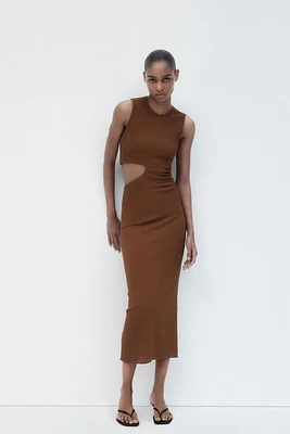 ROBE LONGUE À TEXTURE ET DÉTAIL AJOURÉ