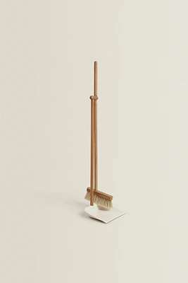 WOODEN DUSTPAN AND BRUSH SET