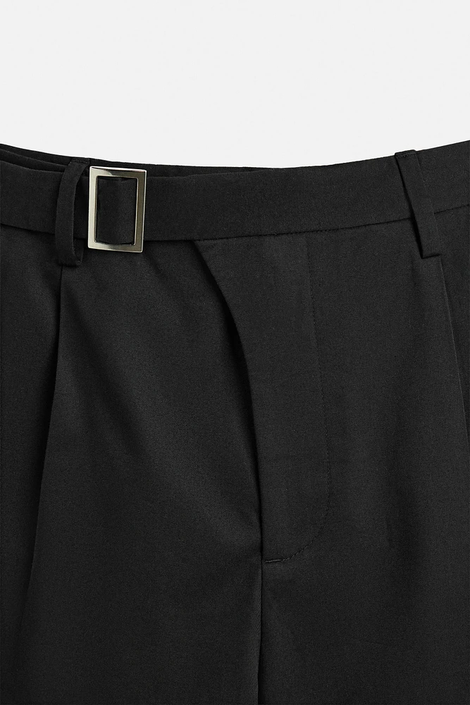 BERMUDA À PLIS ET CEINTURE