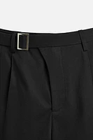 BERMUDA À PLIS ET CEINTURE