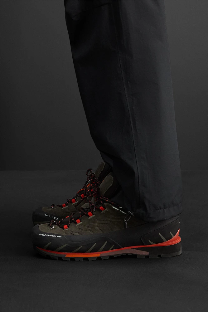HIKING SHOES