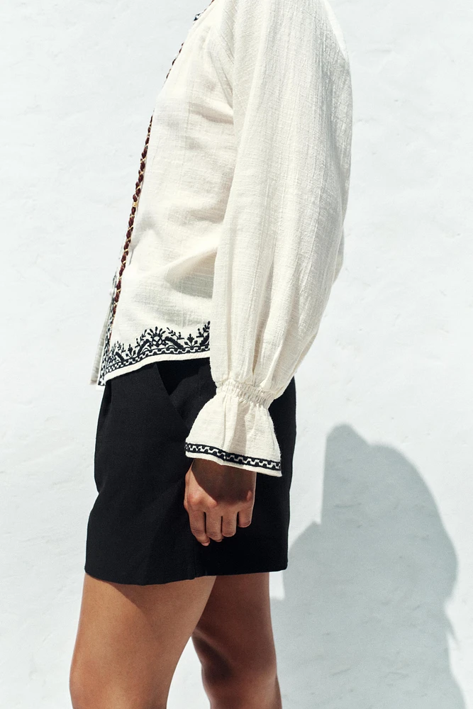 CONTRAST EMBROIDERY SHIRT