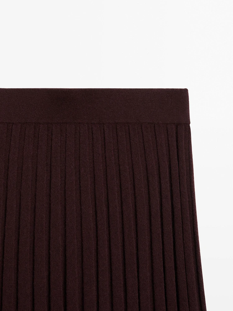 Pleated midi skirt with elastic waistband