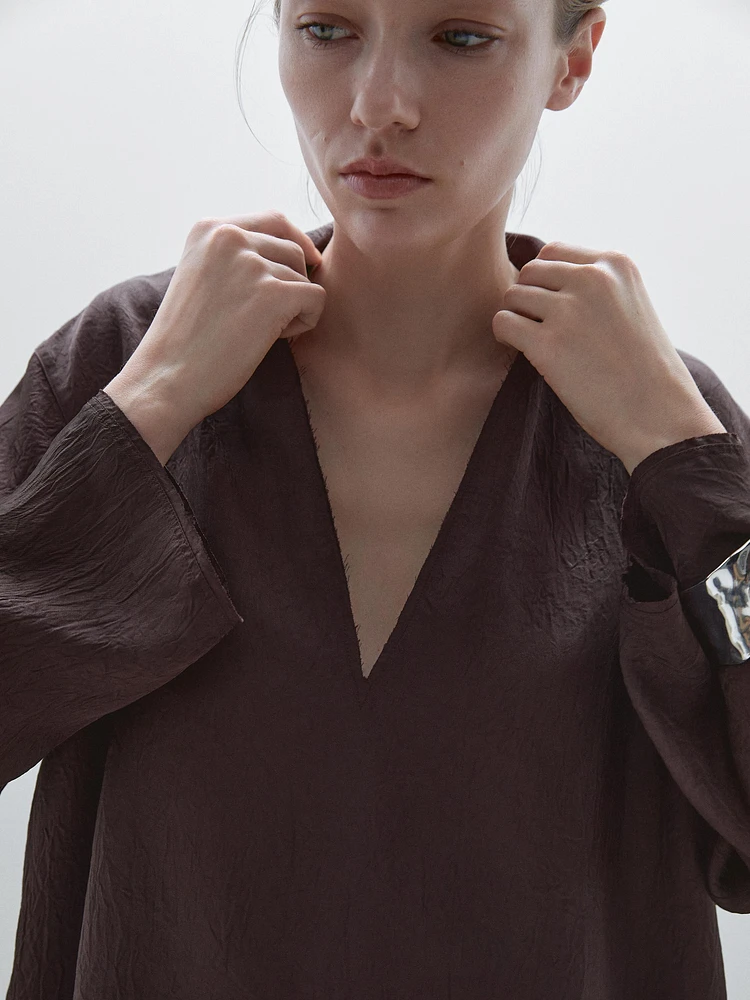 Flowing shirt featuring long sleeves with vents