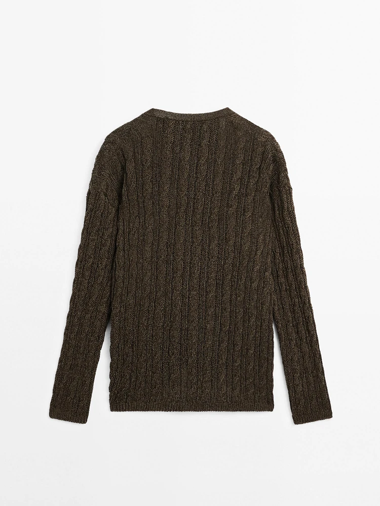 Pull en maille tressée à col V