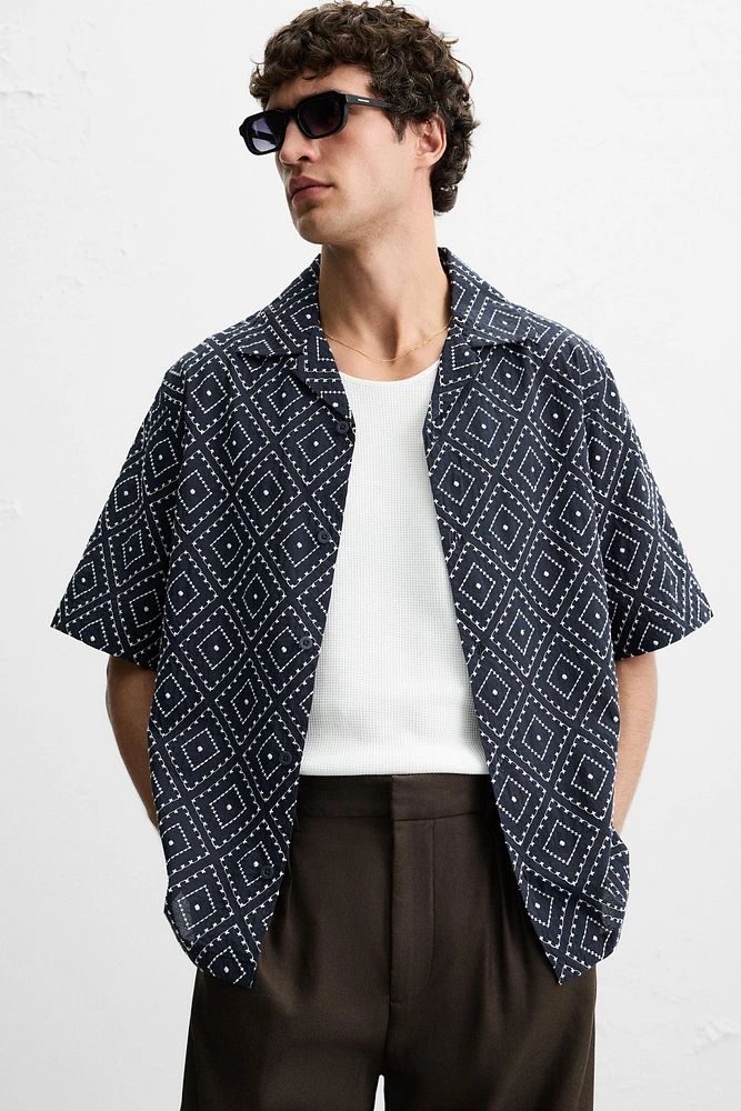 CHEMISE AVEC BRODERIE EN CONTRASTE