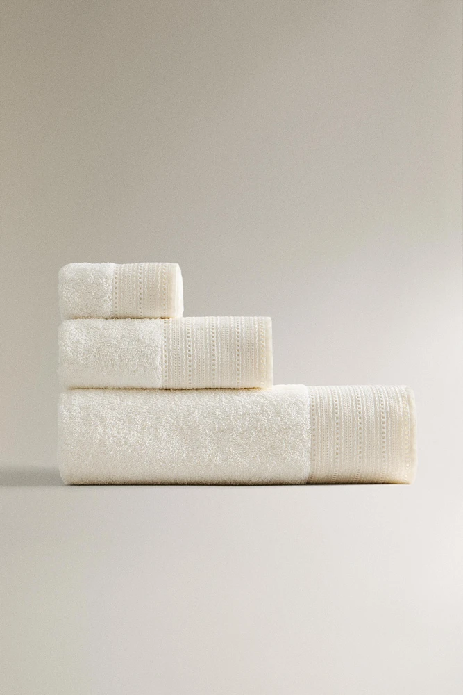 EMBROIDERED LINEN BORDER BATH TOWEL