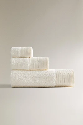 EMBROIDERED LINEN BORDER BATH TOWEL