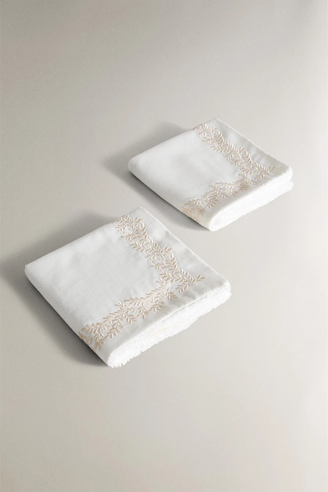 LOT SERVIETTES INVITÉS BRODERIE VÉGÉTALE (LOT DE 2)