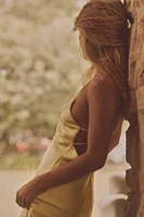 ROBE MI-LONGUE SATINÉE BRIDES DOS