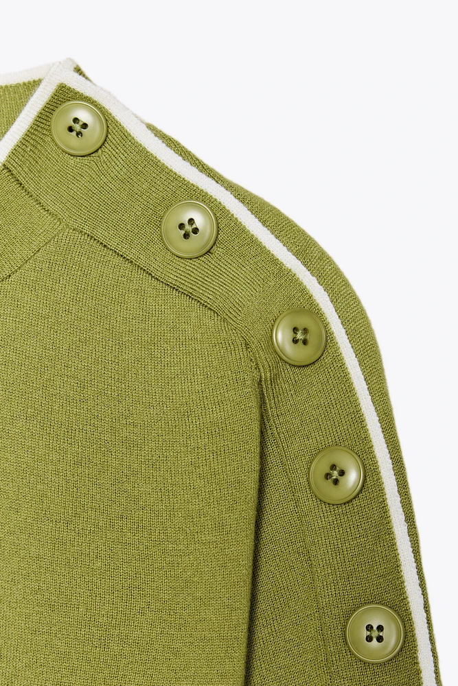 PULL À BOUTONS AUX ÉPAULES