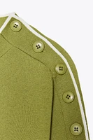 PULL À BOUTONS AUX ÉPAULES