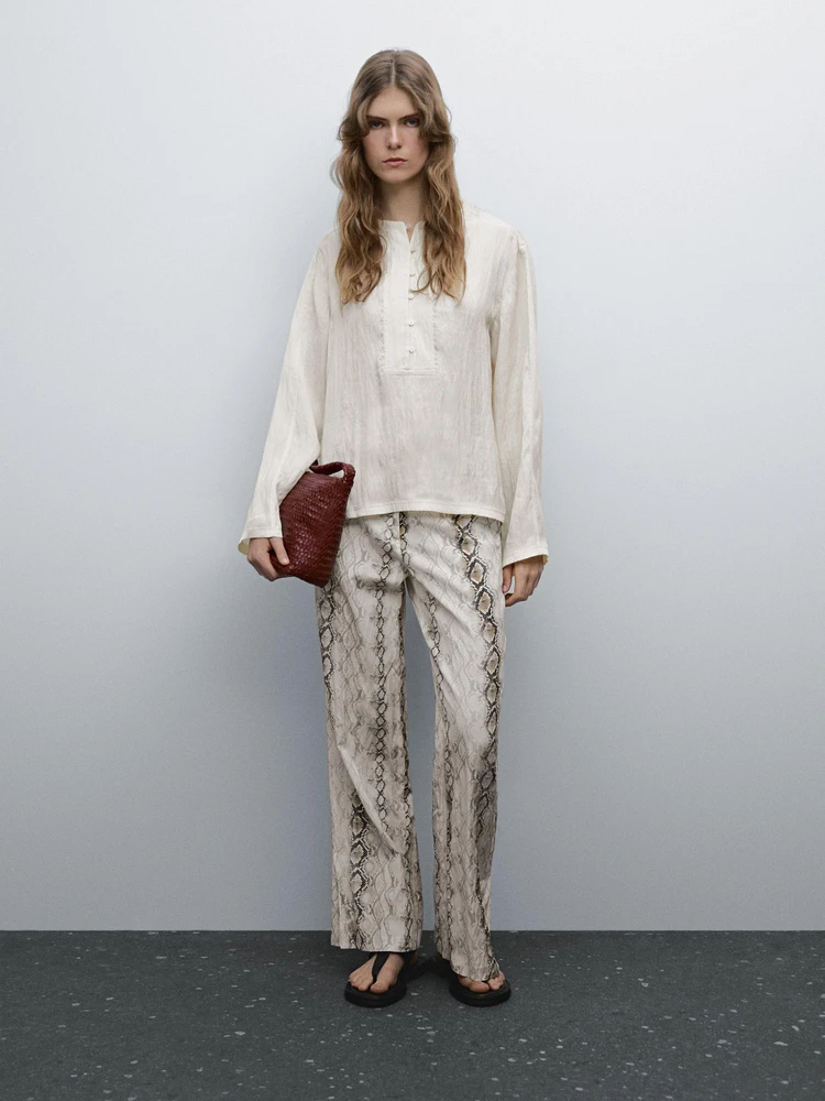 Flowing shirt with button detail on the chest