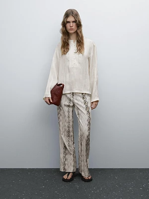 Flowing shirt with button detail on the chest