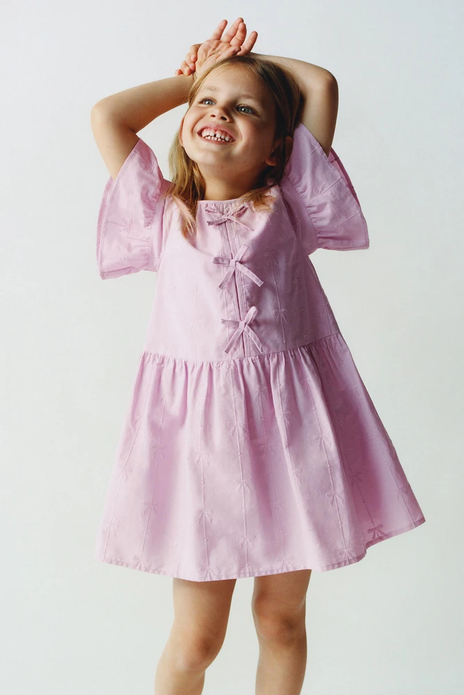 ROBE EN POPELINE AVEC LACETS ET BRODERIES