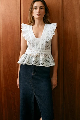 TOP AVEC BRODERIES PERFORÉES