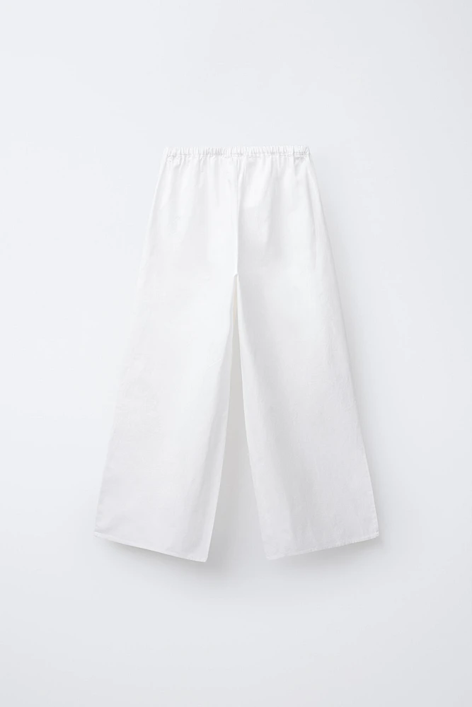 PANTALON DROIT À FLEURS BRODÉES