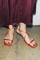 SANDALES À BRIDES CROISÉES AVEC EFFET SATINÉ