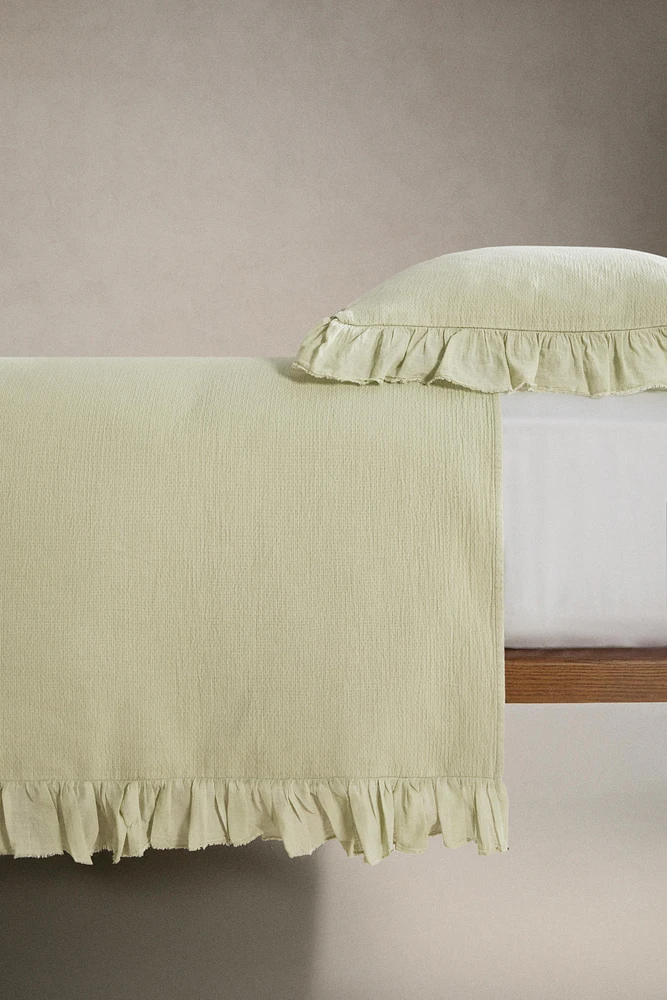 TEXTURED BEDSPREAD WITH RUFFLE TRIM