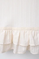HAUT EN MATIÈRES VARIÉES AVEC DENTELLE