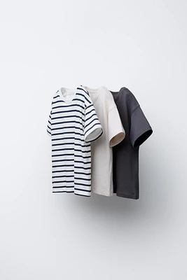 LOT DE TROIS T-SHIRTS UNIS ET À RAYURES