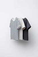 LOT DE TROIS T-SHIRTS UNIS ET À RAYURES